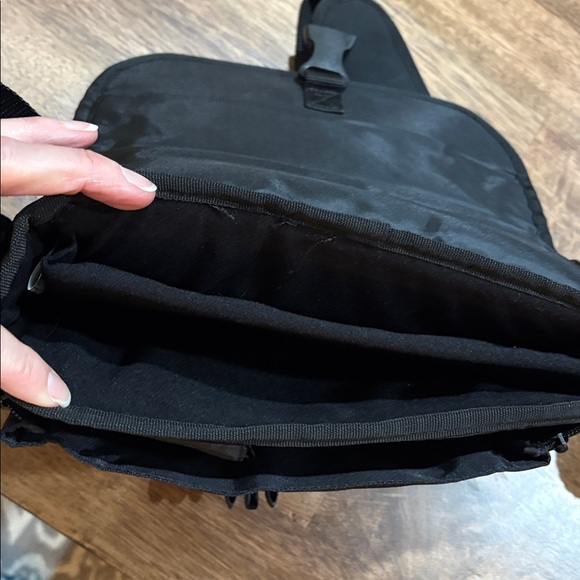 TARGUS BLACK & GREY SMALL MESSENGER BAG, CITY PERSONAL BAG, TABLET BAG - Picture 6 of 7